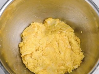 咸蛋黄饼干,加入捣碎的咸蛋黄，混合均匀，盖上保鲜膜松弛15分钟