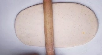 咸蛋黄饼干,将油皮面团擀成长方形