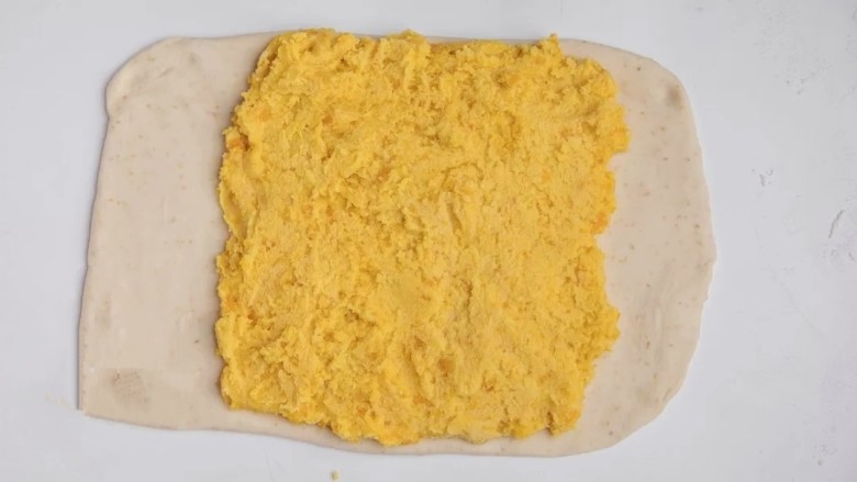 咸蛋黄饼干,将油酥面团均匀的铺到油皮上，不要铺满，两边留出