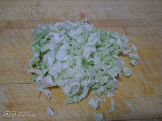 蔬菜卷饼,白菜叶切碎