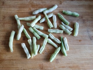 排骨豆角焖面,将芸豆两头掐尖，去丝，洗净，控水后掰成6厘米左右的段。