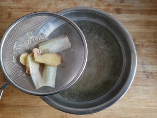排骨豆角焖面,把煮排骨的汤用滤网滤去葱姜和浮沫后备用。