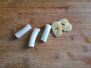 排骨豆角焖面,葱白切段，姜切片备用。
