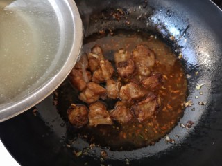 排骨豆角焖面,加入煮排骨的汤。