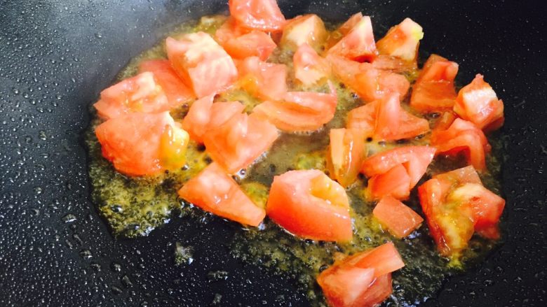 番茄菌菇蛤蜊汤,起油锅倒入番茄翻炒至出汁