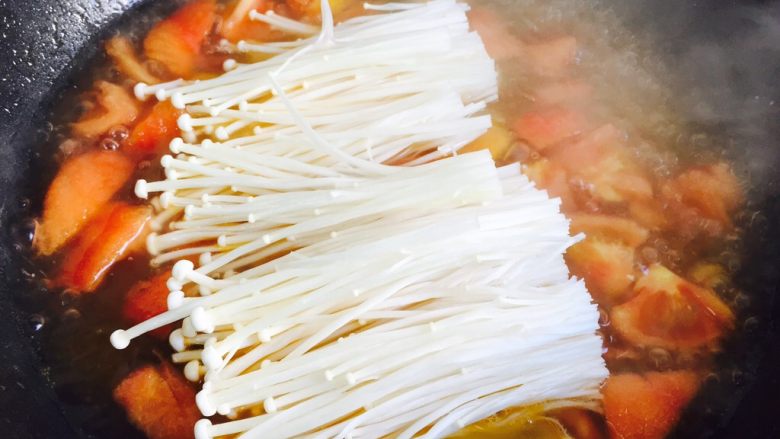 番茄菌菇蛤蜊汤,放入金针菇用筷子划散