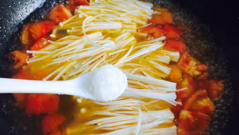 番茄菌菇蛤蜊汤,加入1小茶匙盐大火煮开
