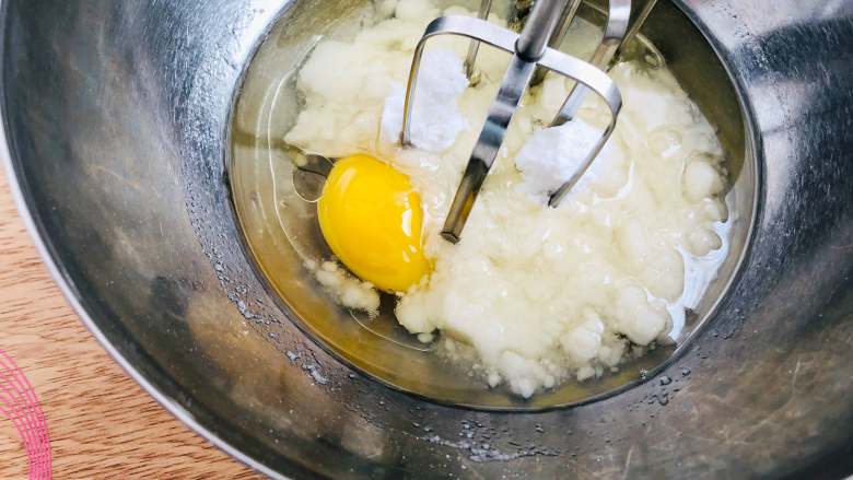 宫廷桃酥,使用电动打蛋器低速打发，打发至材料稍微变稠即可。