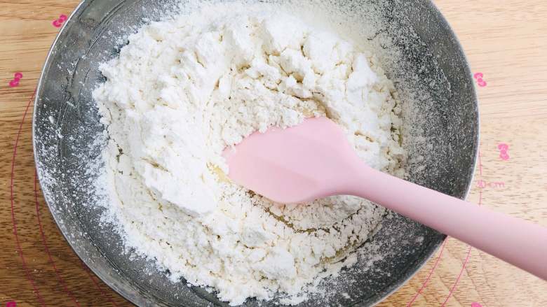 宫廷桃酥,制作蛋液糊之后，将低筋面粉过筛到碗中，使用刮刀翻拌均匀即可。