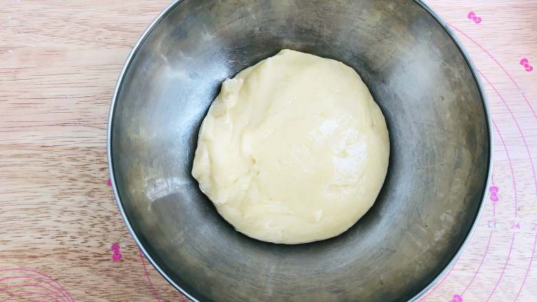 宫廷桃酥,混合到没有干粉状态就可以了，不需要过多的搅拌。预热烤箱170度。
