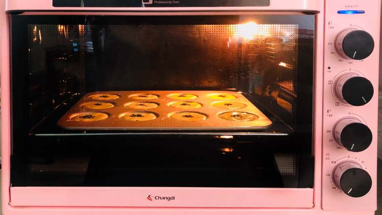 宫廷桃酥,全部做好后放入预热好的烤箱，温度175度，烘烤时间约为18分钟。