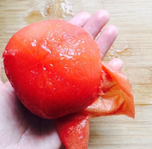 番茄菌菇蛤蜊汤,将全身进行“spa”后的番茄，轻而易举的把番茄皮剥开了（如图所示）