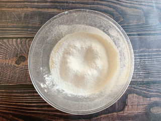 苹果千层蛋糕,过筛加入低筋面粉和泡打粉