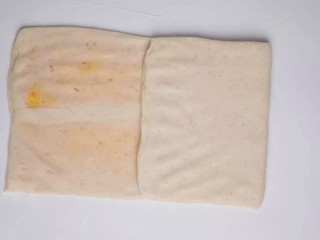 咸蛋黄饼干,再将面皮两端分别向1/3处折叠