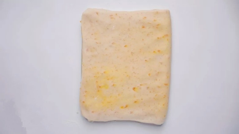 咸蛋黄饼干,将面皮转90度，再次擀成长方形，进行第二次三折