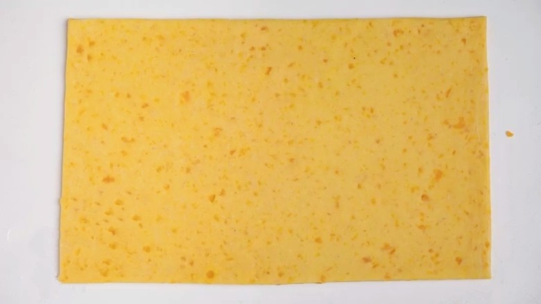 咸蛋黄饼干,将面皮擀成11x21cm的长方形面片，厚度约3.5mm