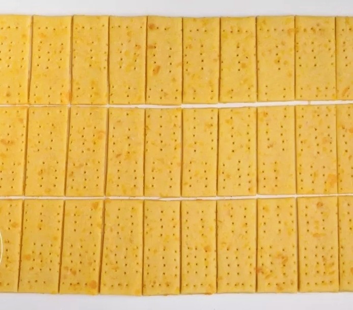 咸蛋黄饼干,分割成3x7cm的小长方形面片