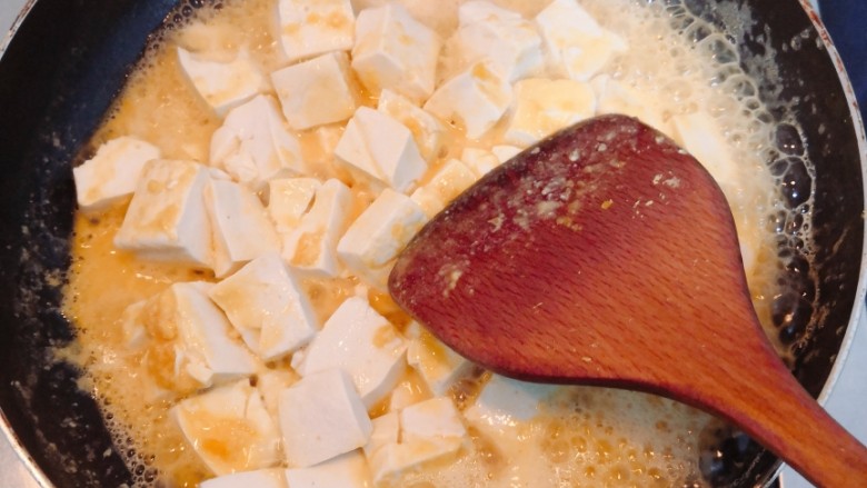 咸蛋黄豆腐,翻拌均匀后，大火烧煮