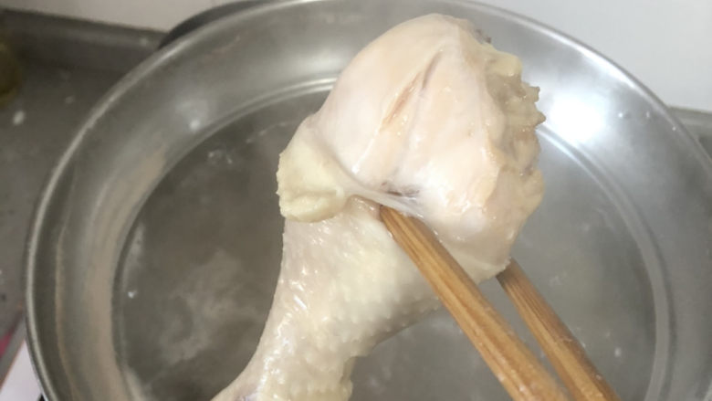 清汤牛肉面,煮到鸡腿筷子扎进去不冒血水