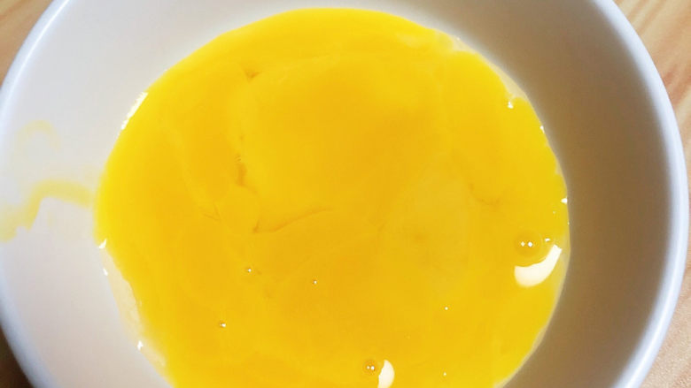 咸蛋黄饼干,将鸡蛋蛋黄分离，蛋黄打均匀。