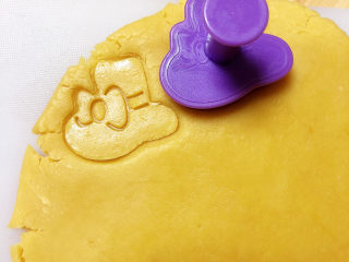 咸蛋黄饼干,用饼干模具，作出礼帽饼干形状。
