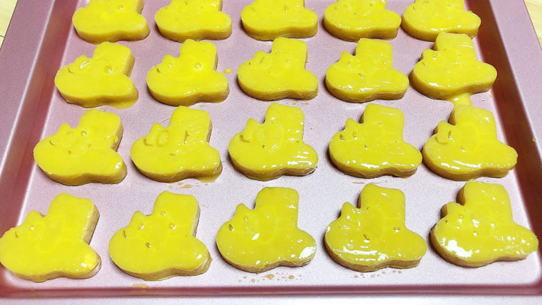 咸蛋黄饼干,饼干表层刷上一层蛋黄液。