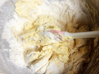 咸蛋黄饼干,用刮刀将食材搅拌均匀。