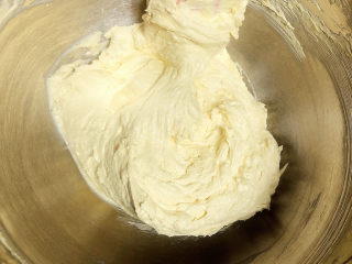 咸蛋黄饼干,将咸蛋黄黄油完全融合后，加入粉类食材。