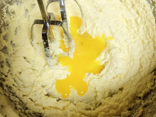 咸蛋黄饼干,蛋黄打散后分次加入，并用打蛋器搅打均匀。
（每次都要等蛋黄和黄油完全混合均匀再加入下一次）