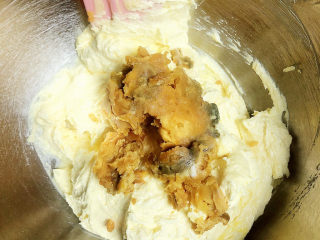 咸蛋黄饼干,将咸蛋黄压成泥，放入盆中。