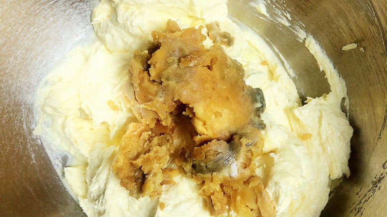 咸蛋黄饼干,将咸蛋黄压成泥，放入盆中。