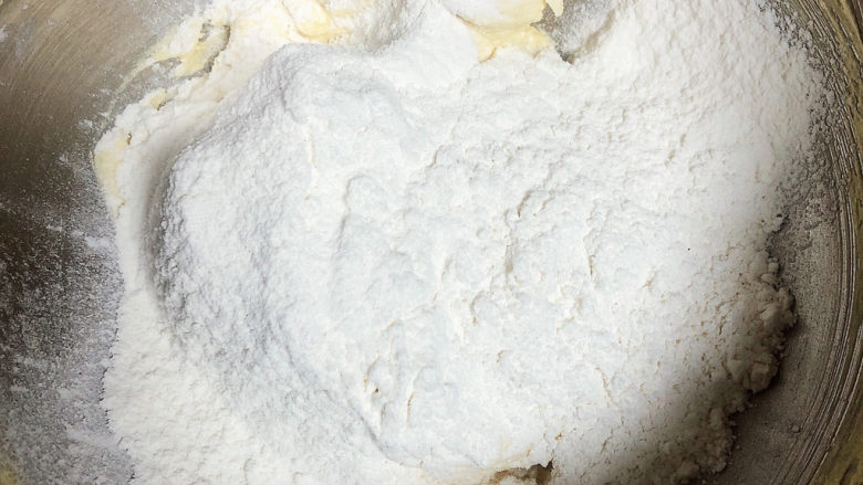 咸蛋黄饼干,将低筋面粉过筛一下，放入盆中。