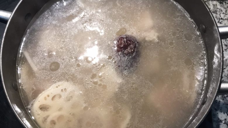 猪蹄莲藕汤,先加入盐调味，