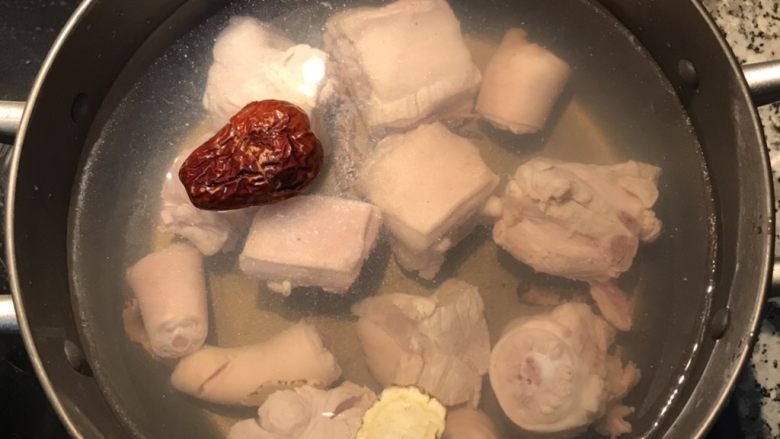 猪蹄莲藕汤,摆入当归、沙蔘和红枣，加入7分满的水，大火煮滚；