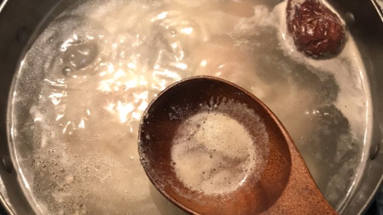 猪蹄莲藕汤,水滚后捞除浮在表面的泡渣，加入米酒小火煮滚；