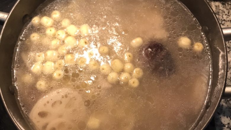 猪蹄莲藕汤,接着放入莲子，盖锅盖再煮15分钟至莲子松软；