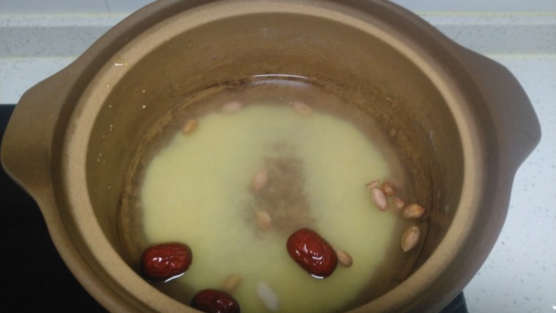 胡萝卜小米粥,淘洗干净的食材放入砂锅中，放入适量清水