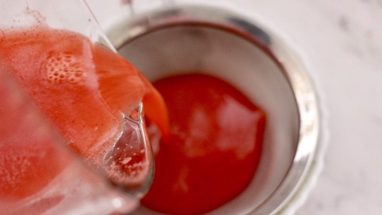 鲜榨蔓越莓胡萝卜汁,榨好的汁，过滤一下。