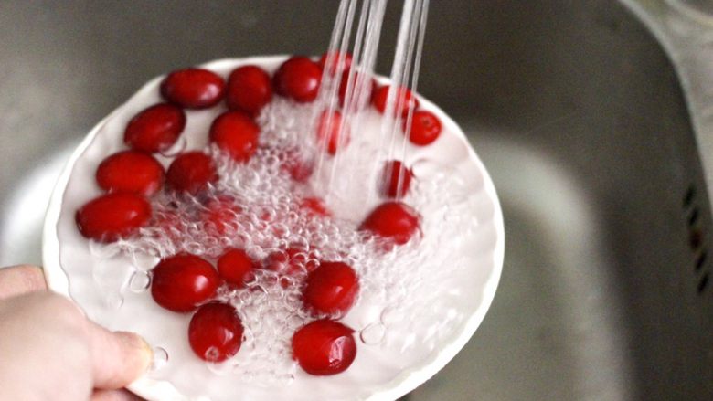 鲜榨蔓越莓胡萝卜汁,把解冻的蔓越莓用清水冲洗一下。