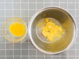 蔓越莓曲奇饼干,鸡蛋放入碗中打散，分两次加入黄油中，每次加入后用电动打蛋器搅拌