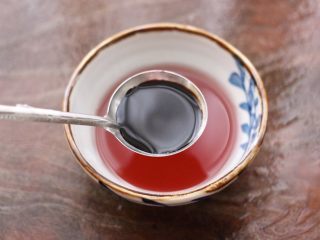 蔓越莓烩日式豆腐,蔓越莓果汁碗里，加入生抽。