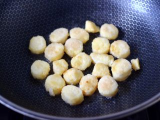 蔓越莓烩日式豆腐,小火慢慢煎至两面金黄色的时候，盛出备用。