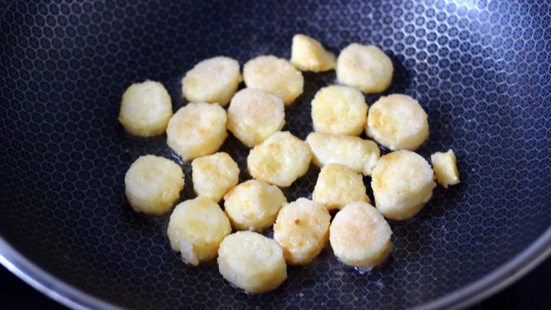 蔓越莓烩日式豆腐,小火慢慢煎至两面金黄色的时候，盛出备用。