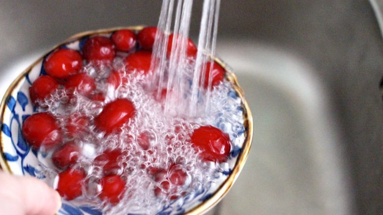 蔓越莓烩日式豆腐,蔓越莓提前解冻后，用清水冲洗干净。