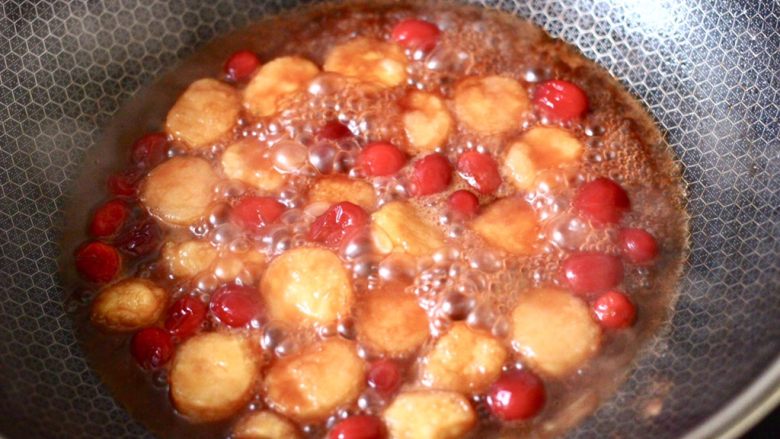 蔓越莓烩日式豆腐,大火慢慢进行收汁，看见锅中汤汁变得越来越浓稠时。