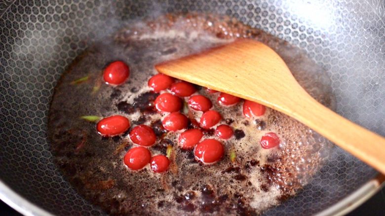 蔓越莓烩日式豆腐,大火烧开后，进行煮1分钟左右。