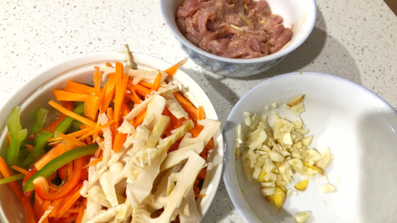 鱼香肉丝,准备蔬菜：青红甜椒、<a style='color:red;display:inline-block;' href='/shicai/ 25'>胡萝卜</a>、笋切丝。姜和大蒜切碎。备用。