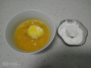 油炸杏鲍菇,先蘸一下玉米淀粉再蘸一下鸡蛋液