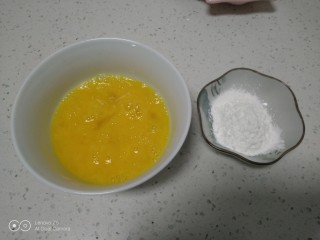 油炸杏鲍菇,鸡蛋、淀粉准备好