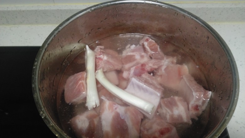 排骨豆角焖面,锅中放入适量清水，放入排骨，加入2段葱，大火煮开